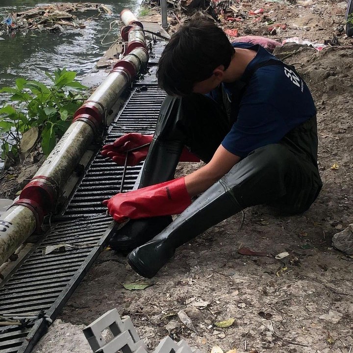 <p>Frederik Kiran Soekarno Seegers baru-baru ini menarik perhatian, Bunda. Ia tak segan turun langsung membersihkan salah satu sungai di Bali. (Foto: Instagram: @kartikasoekarnofoundation)</p>