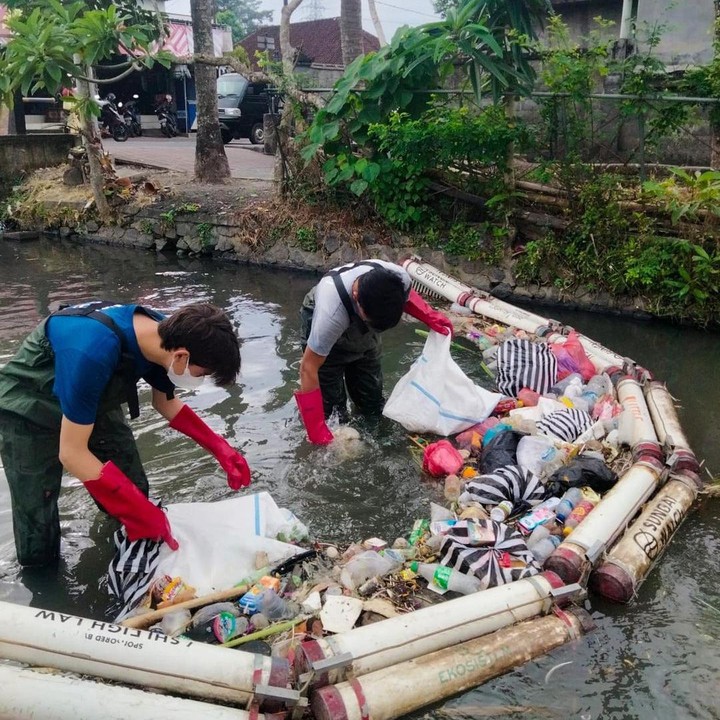 <p>Menurun dari sang Bunda, Kartika Soekarno, Kiran ternyata sangat peduli dengan lingkungan sekitarnya. Ia pun dengan senang hati mengotori tangannya mengangkut sampah. (Foto: Instagram: @kartikasoekarnofoundation)</p>