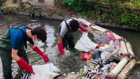 7 Potret Aksi Cucu Tampan Soekarno Bersihkan Sungai di Bali, Netizen Beri Pujian