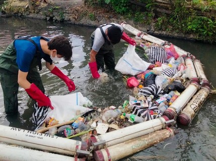 7 Potret Aksi Cucu Tampan Soekarno Bersihkan Sungai di Bali, Netizen Beri Pujian