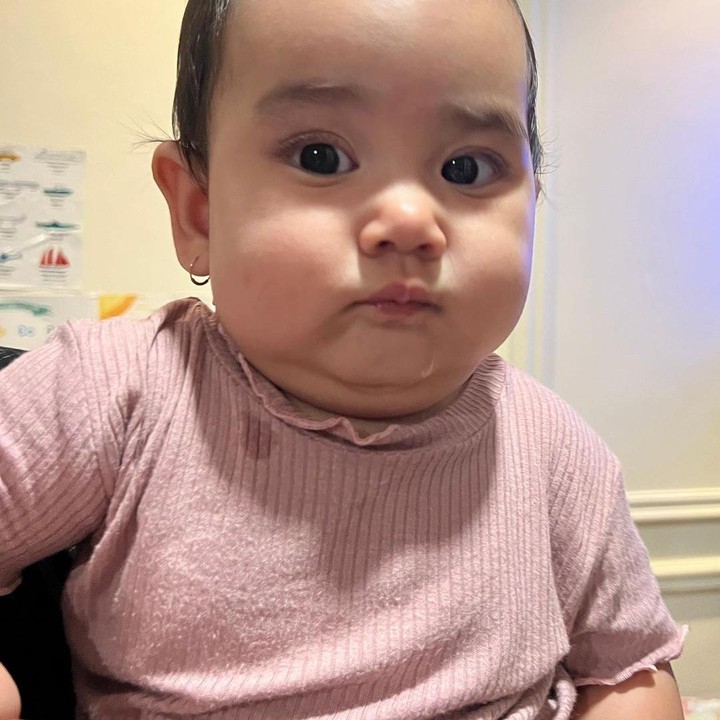 <p>Potretnya kerap dibagikan sang Bunda melalui akun Instagram. Dalam foto ini Ilayya tampak memakai baju merah muda. Pipinya yang tembam membuatnya semakin lucu. (Foto: Instagram @dwihandaanda)</p>