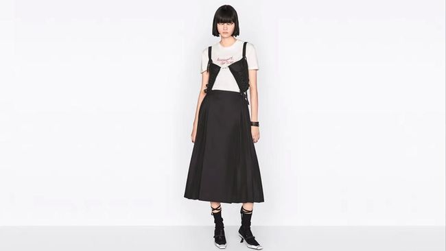 Masyarakat China menuding perusahaan mode dunia, Dior menjiplak rok tradisional negeri tirai bambu tersebut di koleksi terbarunya.