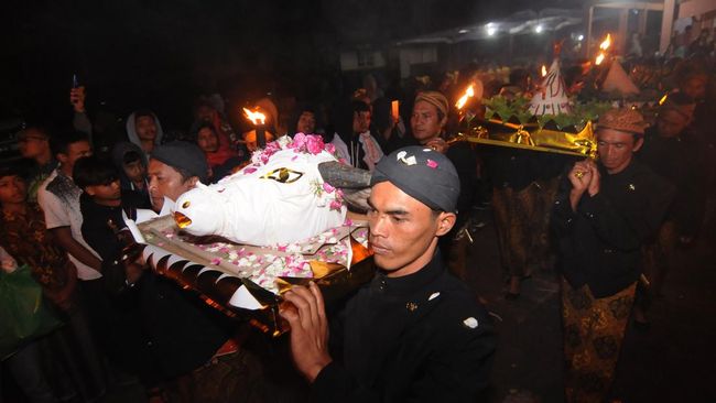 Malam 1 Suro adalah malam menjelang tanggal 1 Suro yang bertepatan dengan malam 1 Muharram. Tahun ini malam 1 Suro dimulai sejak Kamis, 26 Juni 2025 malam.