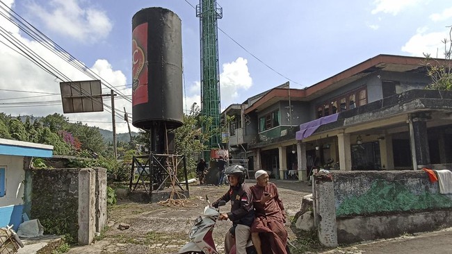 Pembongkaran dilakukan karena pemilik lahan menyebut pihak perusahaan kecap tidak memperpanjang masa sewa lahan.