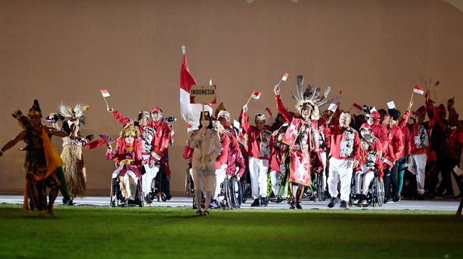 Wakil Presiden Ma'ruf Amin resmi membuka ASEAN Para Games (APG) 2022 di Stadion Manahan, Solo, Sabtu (30/7) malam.