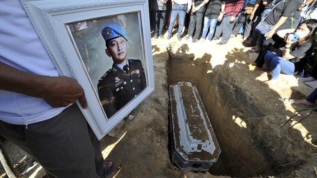 Ketua tim dokter forensik gabungan Ade Firmansyah Sugiharto menjelaskan bahwa penyebab utama kematian Brigadir J adalah tembakan di kepala dan dada.