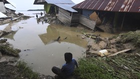 Hujan deras di Parigi Moutong menyebabkan 90 rumah terendam banjir setelah tanggul jebol. Tidak ada korban jiwa, namun akses jalan terhambat.