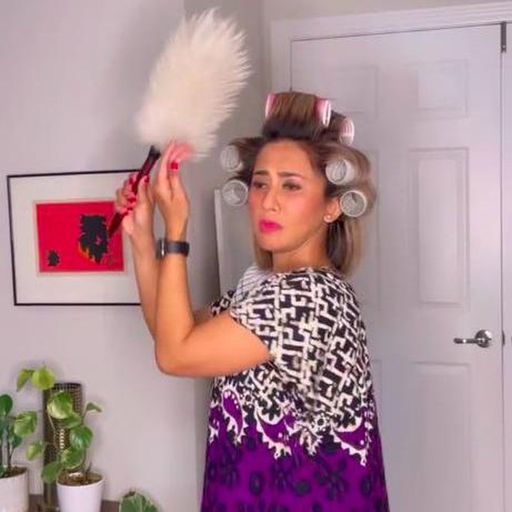 <p>Postingan Cut Memey sering relate dengan para bunda di rumah. Ekspektasi pakai dress dan pergi keluar rumah, realitanya pakai daster dan bebersih rumah. (Foto: Instagram @cutmemey)</p>