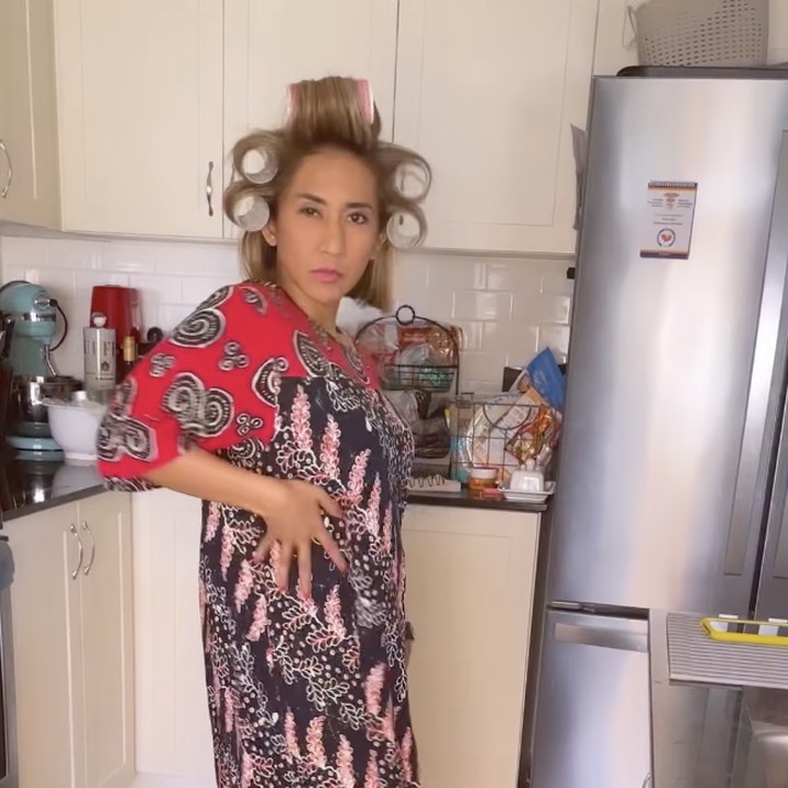 <p>Berbagai kontennya dengan memakai daster dan membersihkan rumah pun menui komntar kocak dari netizen. Wah, semoga sehat selalu ya Bunda Cut Memey. (Foto: Instagram @cutmemey)</p>