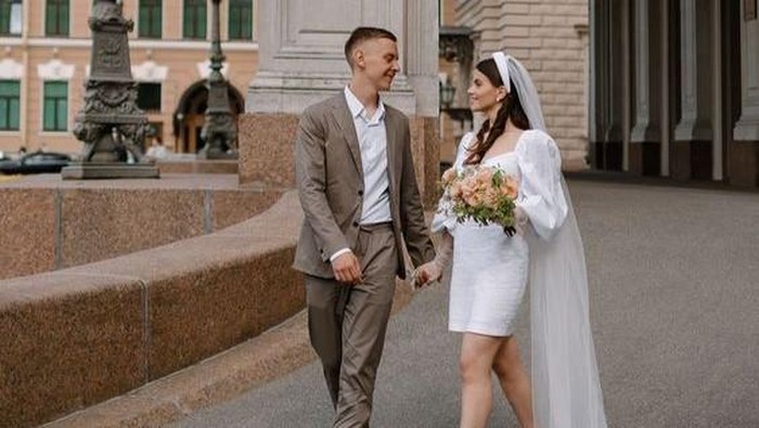 Klasik dan Elegan, Ini Inspirasi Gaun Pengantin Pendek ! Nggak Kalah Modis dengan Gaun Panjang Klasik dan Elegan, Ini Inspirasi Gaun Pengantin Pendek ! Nggak Kalah Modis dengan Gaun Panjang