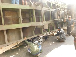 3 Korban Tewas Kecelakaan Maut Mobil Tertimpa Truk Dimakamkan Berjajar