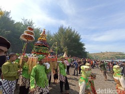 Prosesi Tumpeng Wadon-Lanang Dilarung di Pantai Serang Blitar