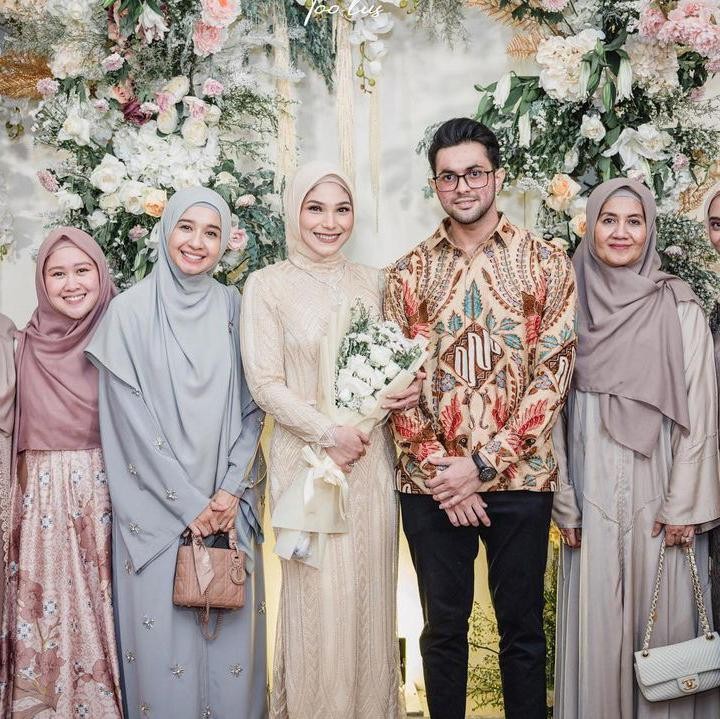<p>Bella tampak cantik mengenakan pakaian terusan berwarna biru muda. Ia mengunggah foto bersama keluarga dan kerabat lainnya. (Foto: Instagram @laudyacynthiabella)</p>