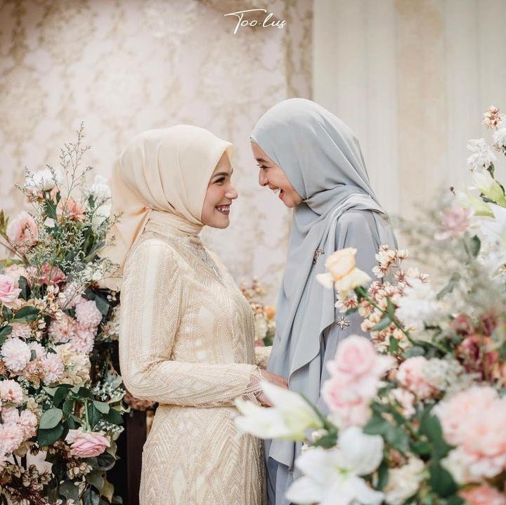 <p>Baru-baru ini, Bella mengunggah foto acara pernikahan kerabatnya. Dalam potret itu, Bella terlihat sangat bahagia. (Foto: @laudyacynthiabella)</p>