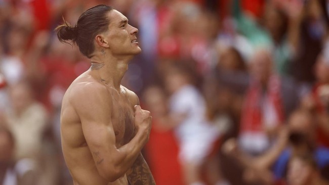 Bek Liverpool Virgil van Dijk memperingatkan Darwin Nunez setelah kartu merah brutal melawan Crystal Palace, akhir pekan lalu.
