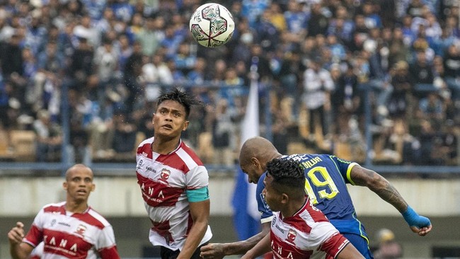 Persib Bandung akan menghadapi Madura United dalam pekan pertama Liga 1 musim 2023/2024. Berikut jadwal siaran langsung laga tersebut.