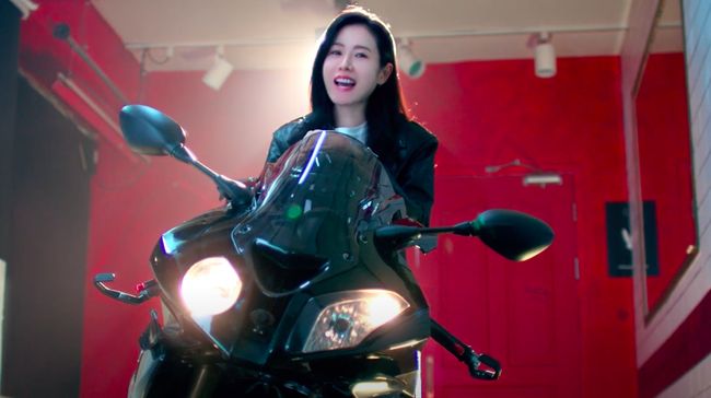 Melalui akun Instagram NutriVille, Son Ye Jin membocorkan akan menjadi Brand Ambassador produk minuman kolagen Indonesia tersebut.