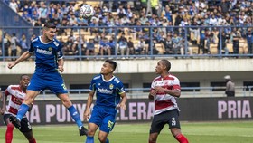 Persib Masuk Zona Degradasi, Bobotoh Desak Robert Dipecat