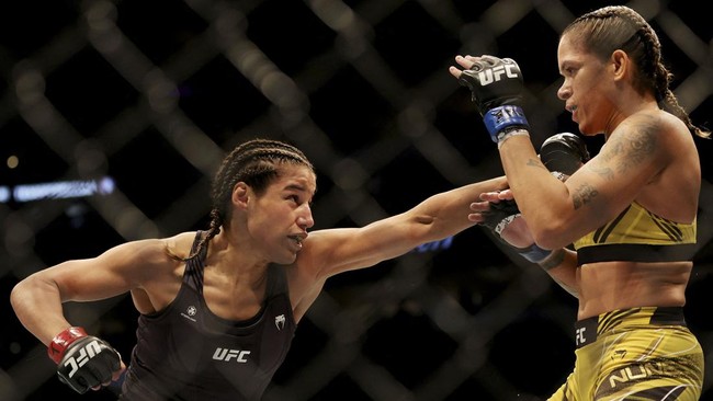 Amanda Nunes berhasil merebut kembali gelar juara dunia kelas bantam wanita UFC setelah menang angka telak atas Julianna Pena.