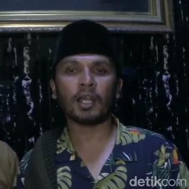 Viral Wanita Tanya Hukum Ceraikan Istri demi Ibu, Ustaz Hanan Attaki Menangis