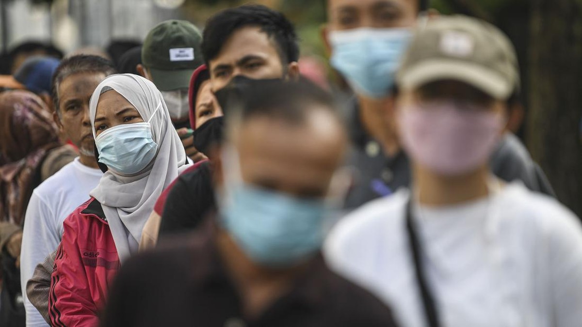 FOTO: Antrean Booster Covid-19 di Car Free Day Jakarta