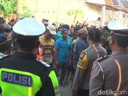 Aksi Warga Blitar Desak Padepokan Gus Samsudin Ditutup Dibubarkan Polisi