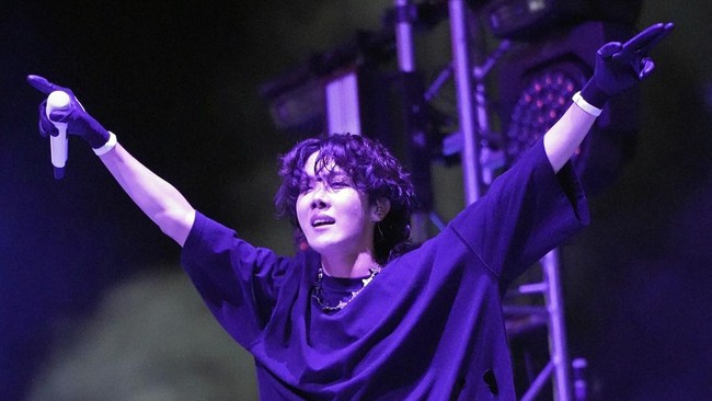 FOTO: J-Hope BTS Tampil dan Cetak Rekor di Festival Lollapalooza