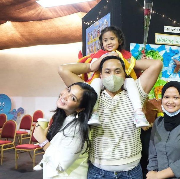 <p>Ansara anak sulung Caca Tengker sudah bersekolah sejak usianya masih 8 bulan, Bunda. Kini usianya hampir genap 4 tahun. Ini potretnya saat tampil di acara sekolah. (Foto: Instagram @cacatengker)</p>