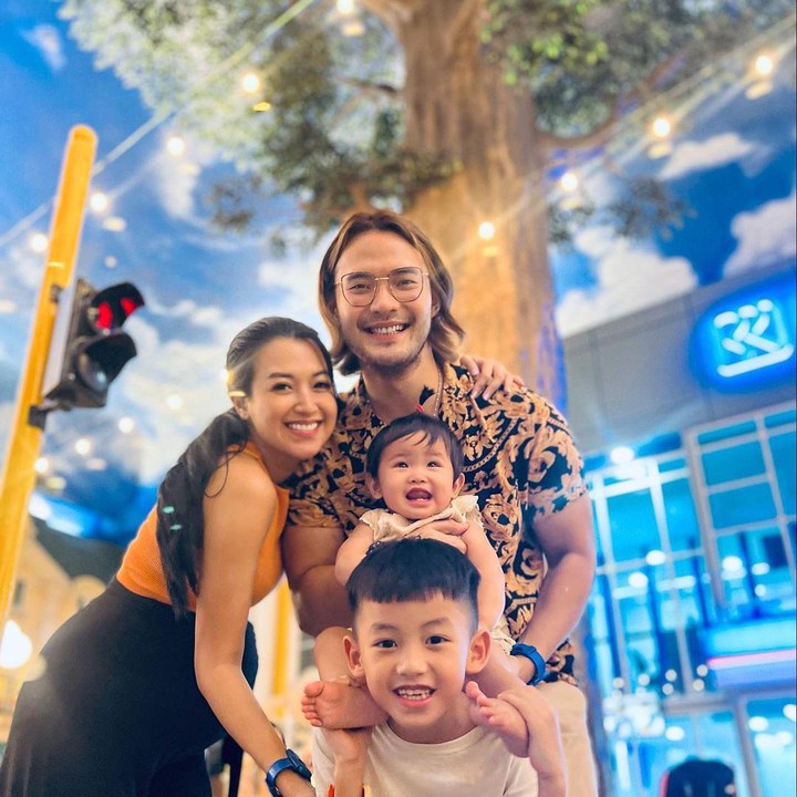 <p>Artis yang telah membintangi sejumlah film dan sinetron ini tampak tetap aktif menghabiskan waktu bersama kedua anaknya, Mikhael Dharma dan Serenata Jiva. (Foto: Instagram @sylvia_fully88)</p>