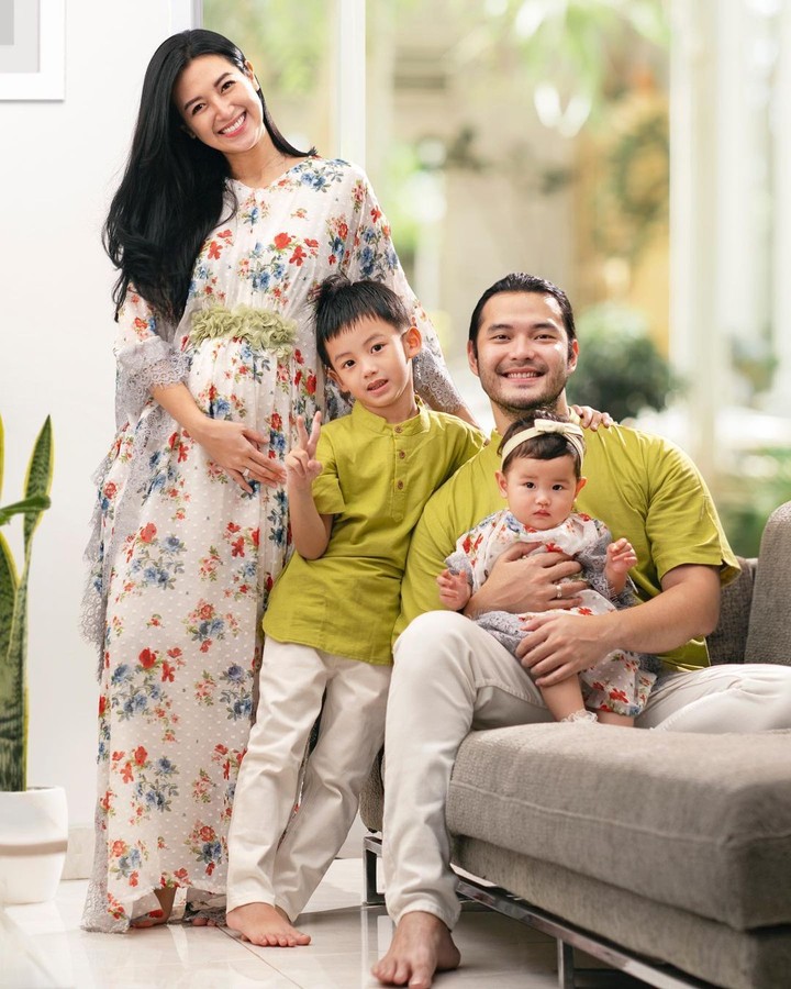 Aktris cantik Sylvia Fully sedang mengandung anak ketiganya, nih Bunda. Di kehamilan ini, Sylvia tampak semakin cantik dan selalu bahagia bersama keluarganya.