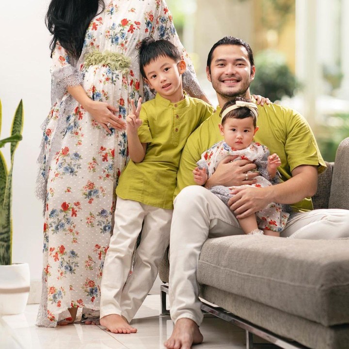 <p>Sylvia Fully tengah menjalani kehamilan ketiganya nih, Bunda. Ia pun menunjukkan baby bump-nya saat momen Lebaran lalu bersama sang suami, Kevin Andrean. (Foto: Instagram @sylvia_fully88)</p>