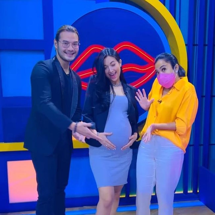 <p>Bahkan, Sylvia dan Kevin sempat menghadiri sebuah acara bersama Fenni Rose, nih Bunda. Sylvia kerap membagikan kesibukannya melalui akun Instagramnya, lho. (Foto: Instagram @sylvia_fully88)</p>