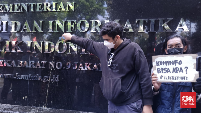 Meski batal gelar aksi lempar botol pipis massal sebagai protes PSE, Blok Politik Pelajar (BPP) tetap melakukannya secara simbolik di depan Kominfo.