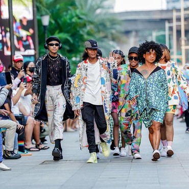 9 Gaya Bonge CS Fashion Show Bareng Model Profesional di Kuningan, Keren!