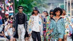 9 Gaya Bonge CS Fashion Show Bareng Model Profesional di Kuningan, Keren!