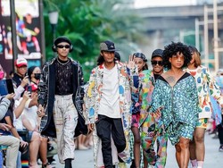 9 Gaya Bonge CS Fashion Show Bareng Model Profesional di Kuningan, Keren!