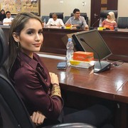 Inspirasi Gaya Simpel dan Formal Pakai Kemeja ala Cinta Laura Kiehl