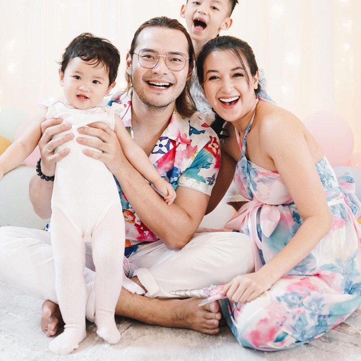 <p>Dari keluarga berisikan 4 anggota, Sylvia dan Kevin akan segera menambah personil baru nih. Kita doakan semoga Sylvia dan kandungannya sehat terus ya Bunda. (Foto: Instagram @sylvia_fully88)</p>