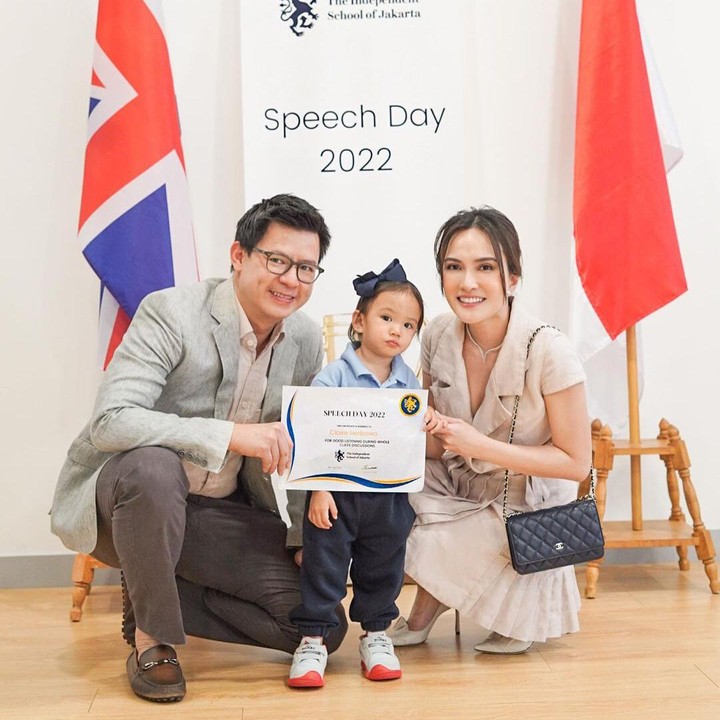 <p>Di usianya yang baru 2 tahun, Claire putri Shandy Aulia sudah bersekolah di The Independent School of Jakarta. Ia sudah berani tampil di acara sekolahnya, Speech Day 2022. (Foto: Instagram @shandyaulia)</p>