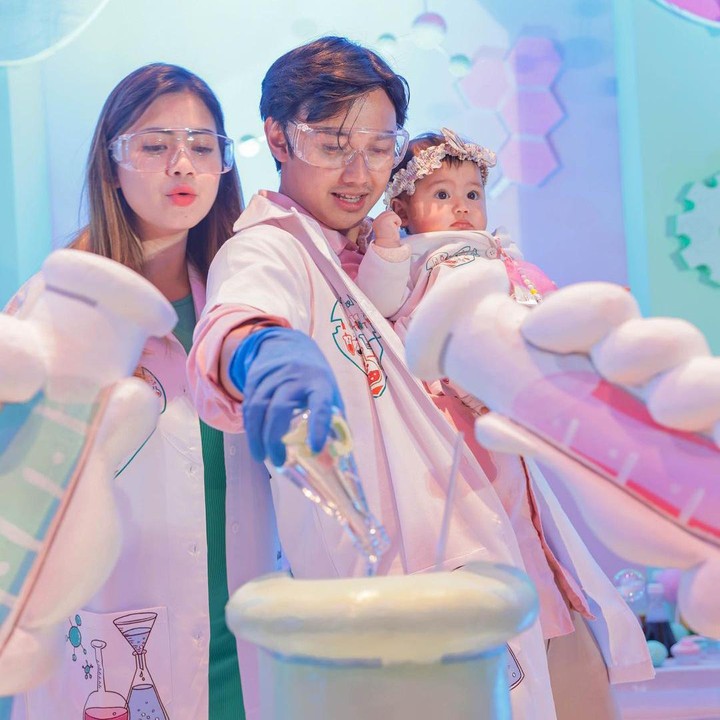 <p>Belum lama ini, keduanya mengadakan acara <em>gender reveal</em>. Diketahui, anak kedua mereka berjeni kelamin perempuan lagi. "<em>AND PUFFFFFFF!!!! IT’S ANOTHER MINNIE FELICYA!!!! AAAAAAAAAAA THANKYOU JESUS!!!!</em> Bener2 di prank sih aku sm dr @thomaschayadi soalnya aku sm @hitocaesar mikirnya bener2 udh cowo.. digocek abis," tuturnya, dikutip dari akun @felicyangelista_. (Foto: Instagram @felicyangelista_)<br /><br /><br /></p>