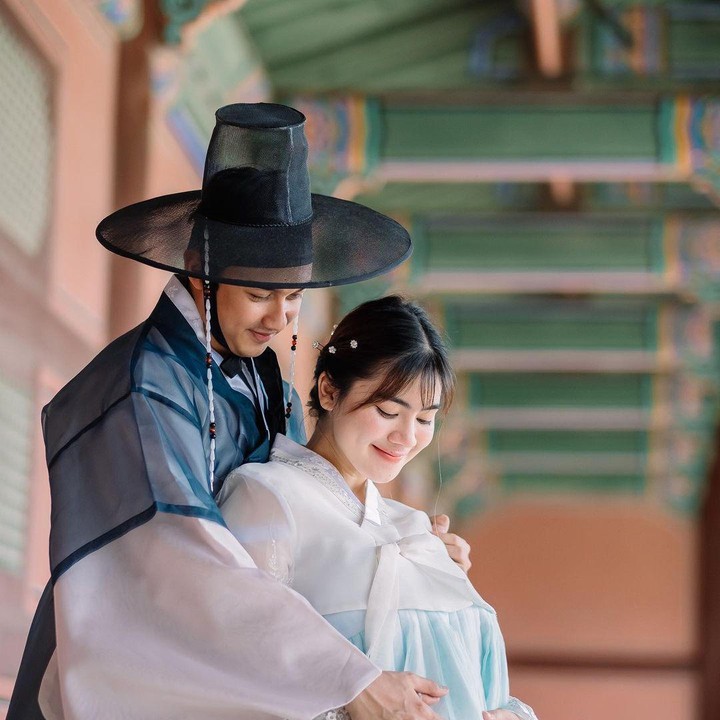 <p>Saat berada di Korea Selatan beberapa waktu yang lalu. Felicya Angelista dan suami menyempatkan untuk berfoto mengenakan pakaian tradisional. (Foto: Instagram @felicyangelista_)<br /><br /><br /></p>