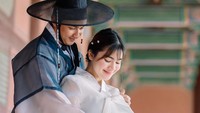 <p>Saat berada di Korea Selatan beberapa waktu yang lalu. Felicya Angelista dan suami menyempatkan untuk berfoto mengenakan pakaian tradisional. (Foto: Instagram @felicyangelista_)<br /><br /><br /></p>