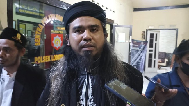 Beberapa trik palsu yang dilakukan oleh Gus Samsudin, di antaranya yaitu batu getar, batu nyala, hingga kelapa isi paku.