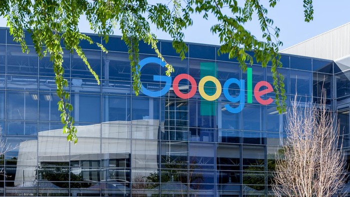 Mountain View, California, EE.UU. - 29 de marzo de 2018: cartel de Google en el edificio de la sede de Google en Silicon Valley.  Google es una empresa de tecnología estadounidense especializada en servicios y productos relacionados con Internet.