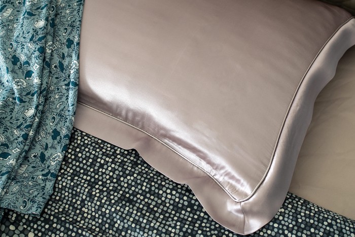 Ilustrasi sarung bantal sutra