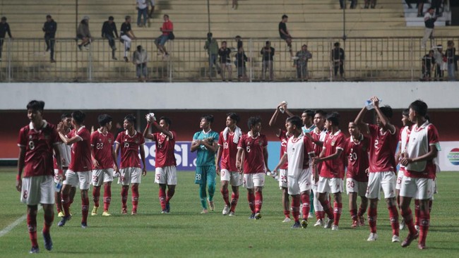 Manajer Timnas Indonesia U-16 Endri Erawan berkelakar saat melihat pemain sedih usai menang 2-0 atas Filipina di Piala AFF U-16 2022