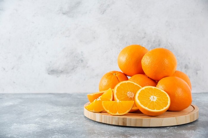 Vitamin C memainkan peran utama dalam produksi pro-kolagen, prekursor kolagen tubuh. Artinya, dapat membantu sintesis kolagen.