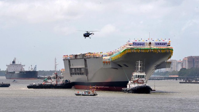 India memamerkan kapal induk buatan negaranya, yang dikenal dengan nama INS Vikrant, pada Kamis (28/7).