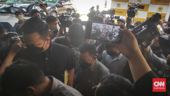 Komnas HAM memeriksa ajudan dan asisten rumah tangga (ART) Irjen Ferdy Sambo, Senin (1/8).