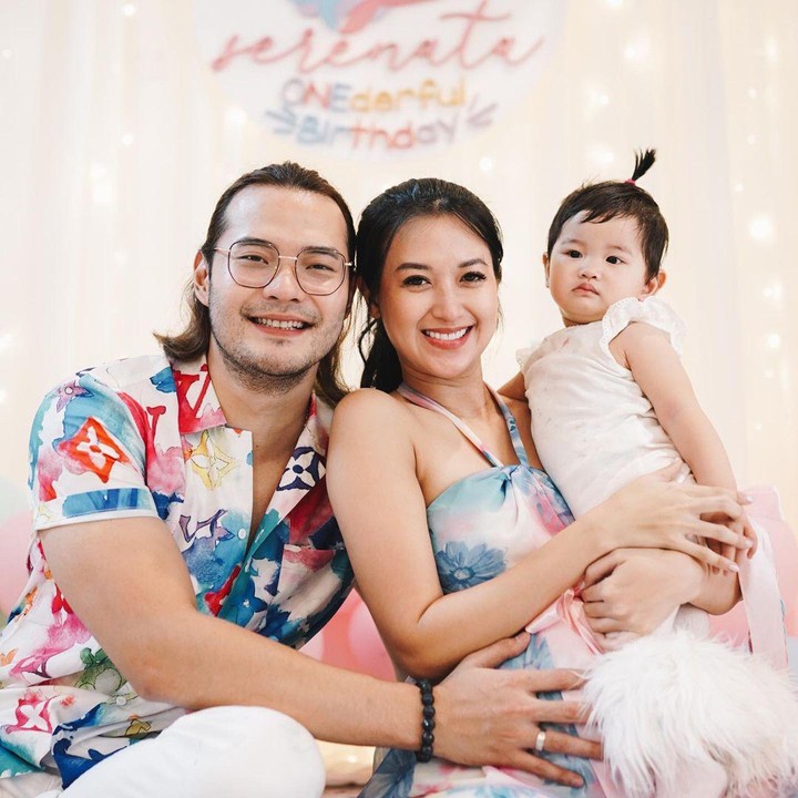 <p>Merayakan ulang tahun Serenata, Sylvia terlihat cantik mengenakan gaun berwarna merah muda dan biru nih Bunda. (Foto: Instagram @sylvia_fully88)</p>
